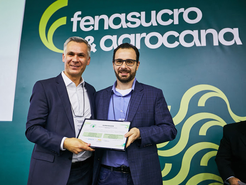 José Piñeiro (à esq.), Gerente de Comercialização de Energia da BP Bunge, recebe o Certificado Energia Verde durante a Fenasucro & Agrocana, em Sertãozinho, interior de São Paulo. (Foto: Divulgação)