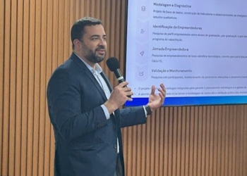 O diretor do CEPETRO, Marcelo Souza de Castro, na abertura do evento.