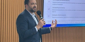 O diretor do CEPETRO, Marcelo Souza de Castro, na abertura do evento.
