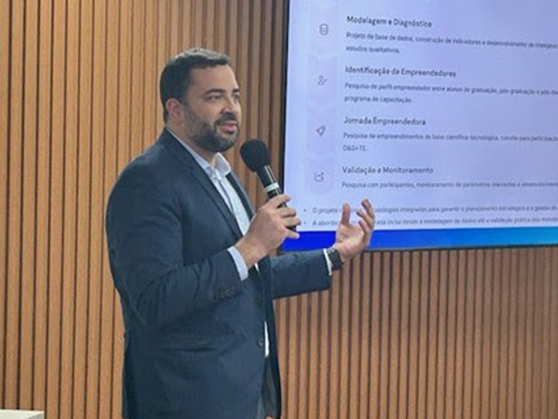 O diretor do CEPETRO, Marcelo Souza de Castro, na abertura do evento.